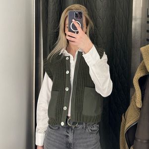 Zara sleevesless jumper with buttons and pockets
M/10